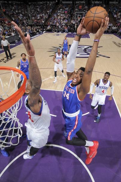 Jason Thompson, Sacramento Kings, schiaccia contro i Philadelphia 76ers ,(Getty Images)